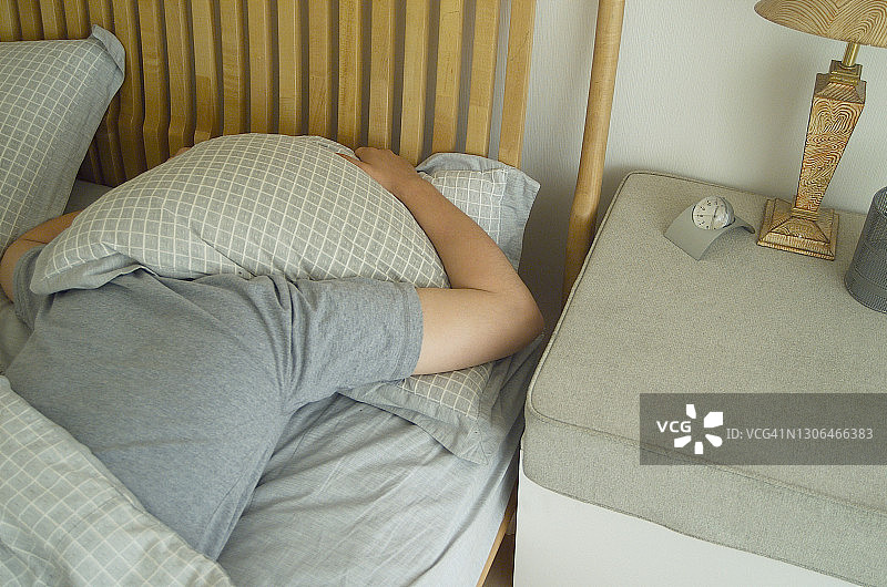 正在睡觉的亚洲男人图片素材