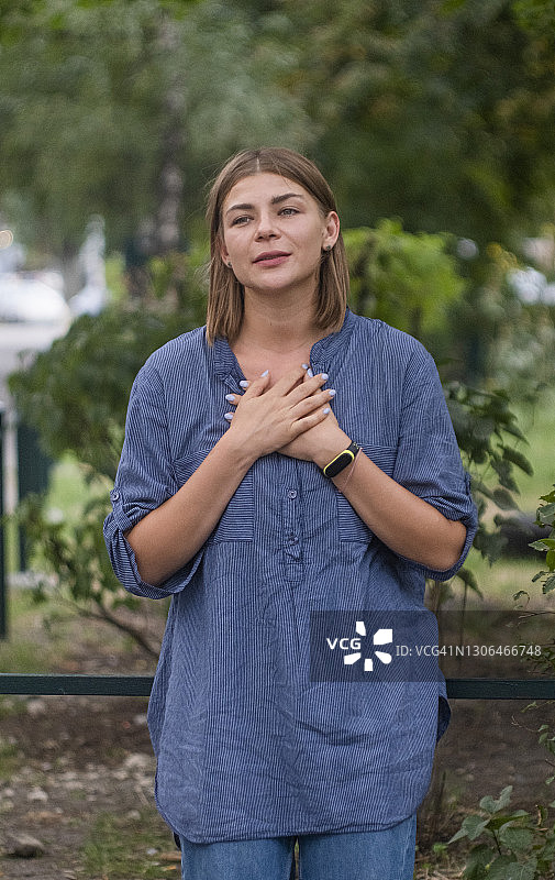 女人双手放在胸前图片素材