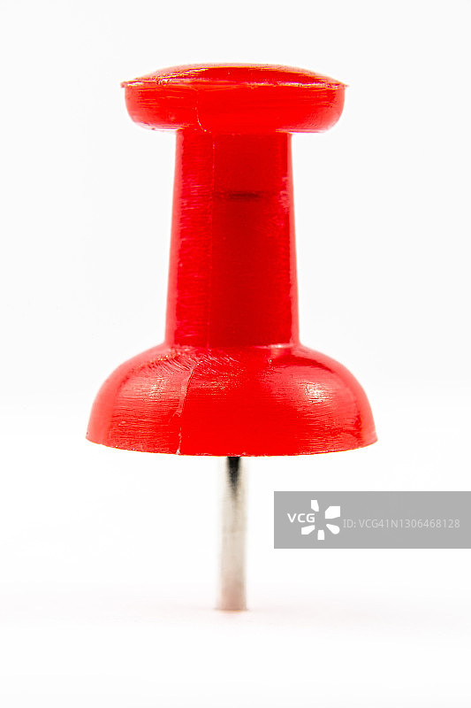 红色图钉，白色背景微距图片素材