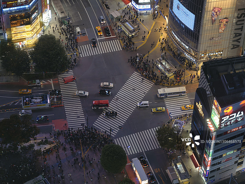 傍晚时分车辆驶过涩谷十字路口图片素材