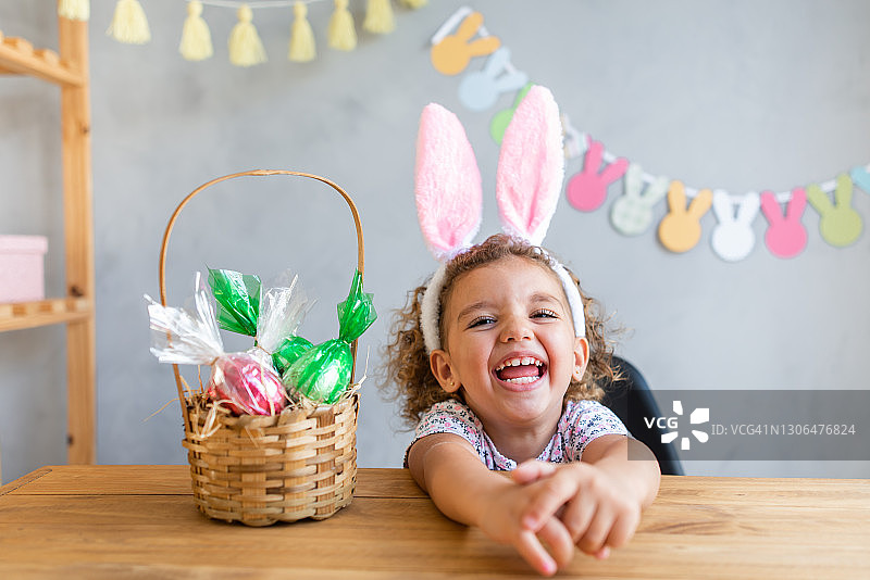 在家庆祝复活节图片素材