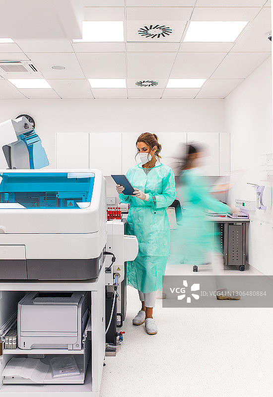 科学家在实验室中使用自动分析仪图片素材