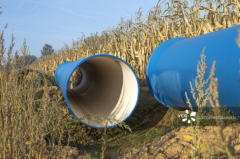 麦田中的蓝色管道图片素材
