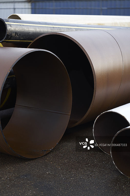 金属管道结构，垂直图片素材