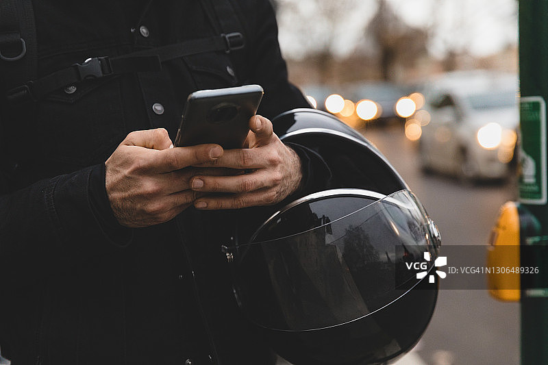 在街上使用智能手机的男人们图片素材