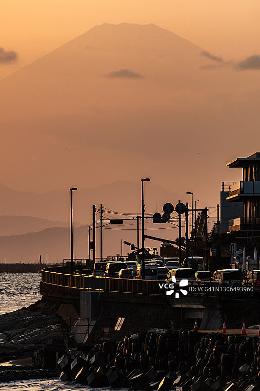 日本神奈川县的富士山和海岸公路图片素材