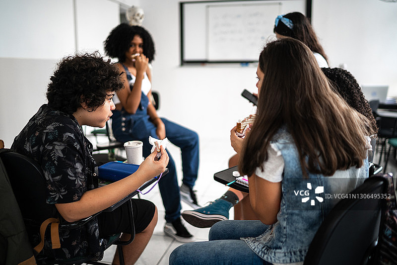 学生们在教室里课间休息图片素材