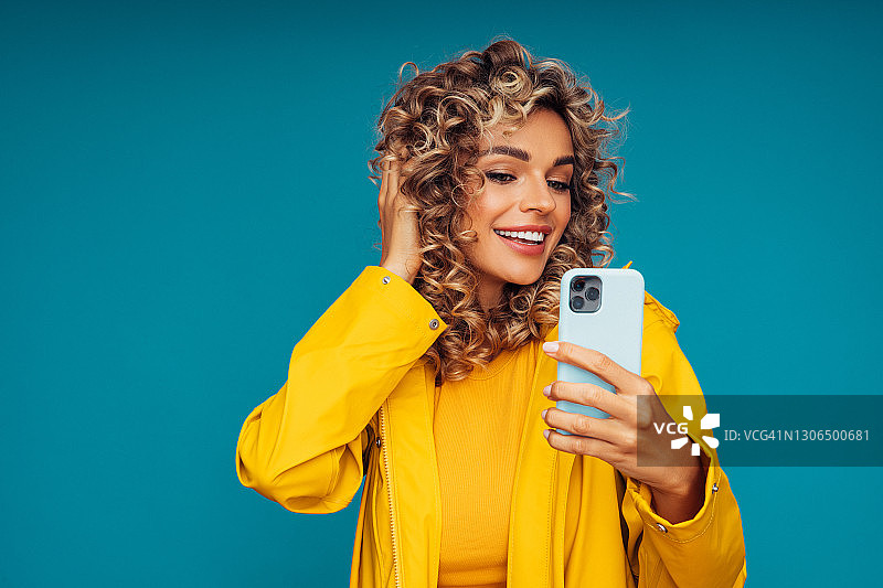 自拍的美丽微笑女人图片素材