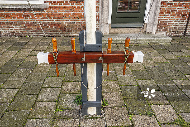 帆船上使用的豪华硬木旗杆底部图片素材