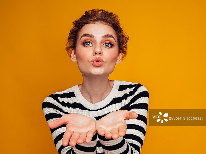 美丽的女人飞吻图片素材