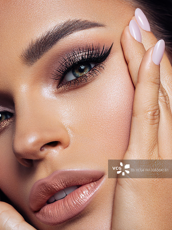 妆容精致的美丽女人肖像图片素材