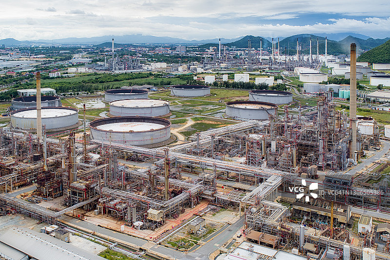炼油工业航拍，炼油厂位于城市中，用于生产石油和汽油，工业概念图片素材