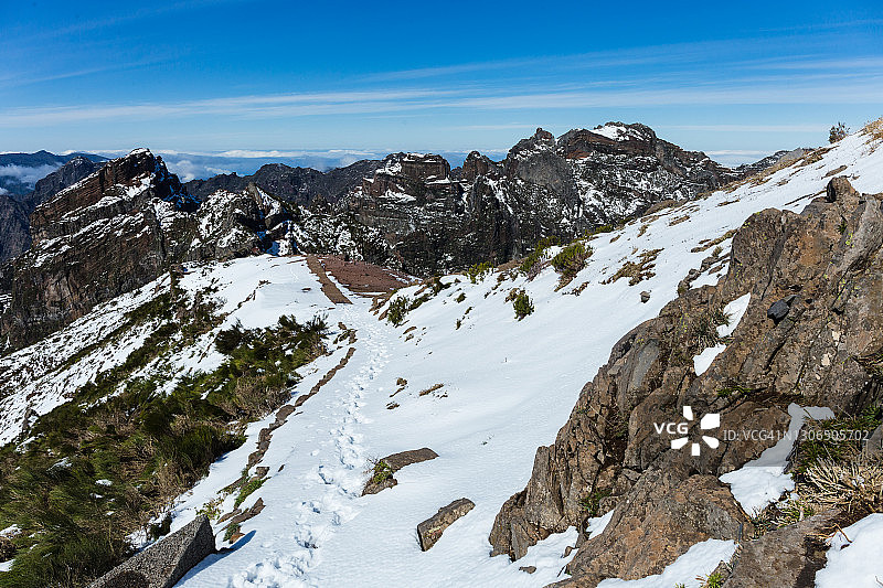 马德拉岛：从阿雷埃鲁峰到鲁伊沃峰的雪中小径起点图片素材