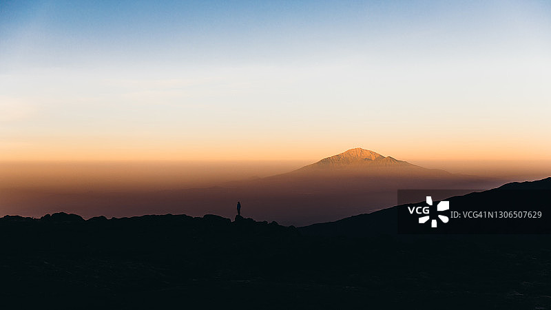 山顶迎接日出的女子剪影图片素材