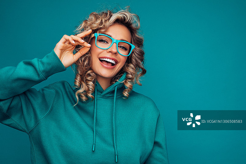 戴帽衫的美丽动情女人图片素材