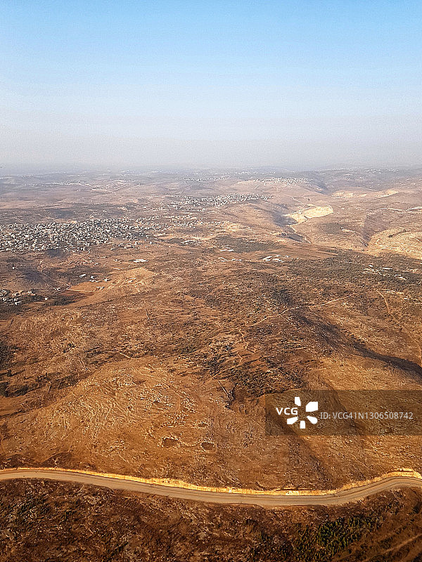 以色列空中景观：犹地亚沙漠东部山坡的景色，垂直景观图片素材