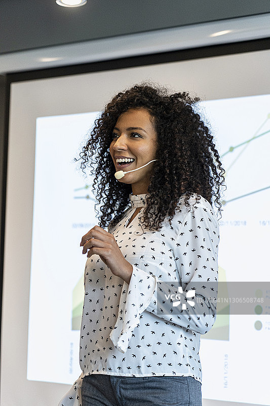 年轻女商人向同事做演示报告图片素材