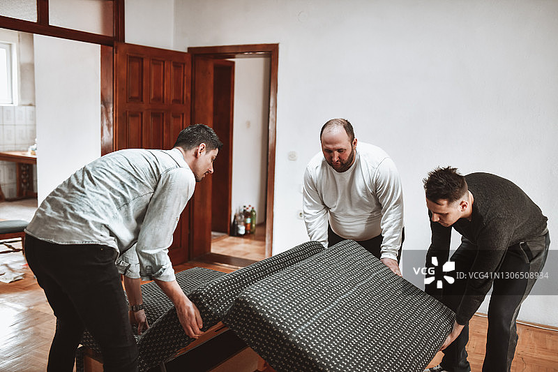 男性朋友在家重新装修和安装新床图片素材