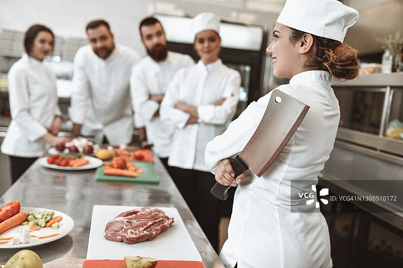 厨师等待女厨师展示切肉技巧图片素材
