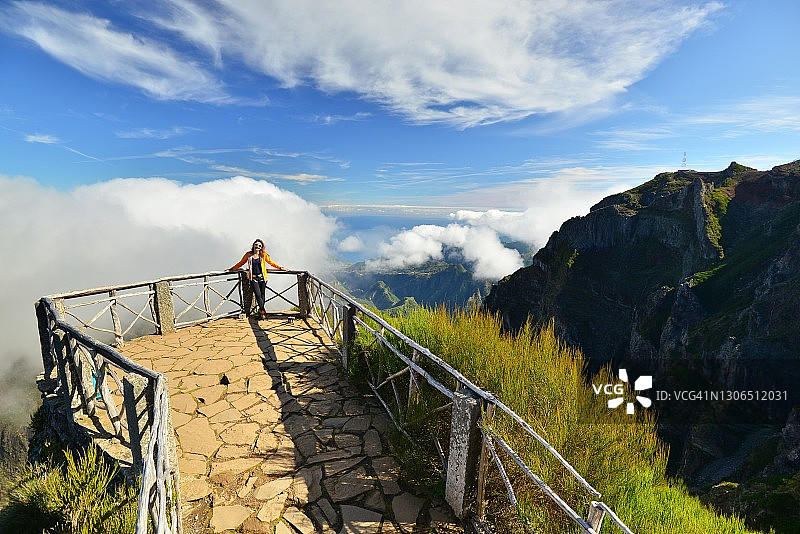 站在葡萄牙马德拉岛山脉全景处的年轻女人图片素材