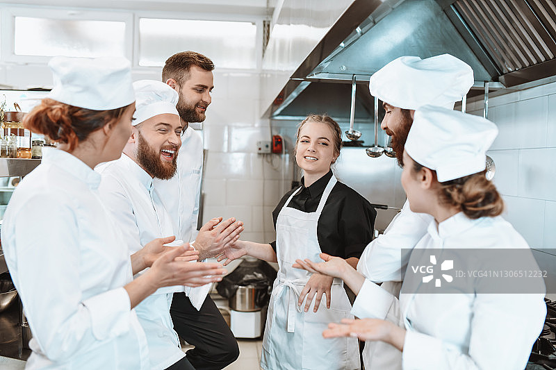 厨房团队为赢得烹饪比赛的女性鼓掌图片素材