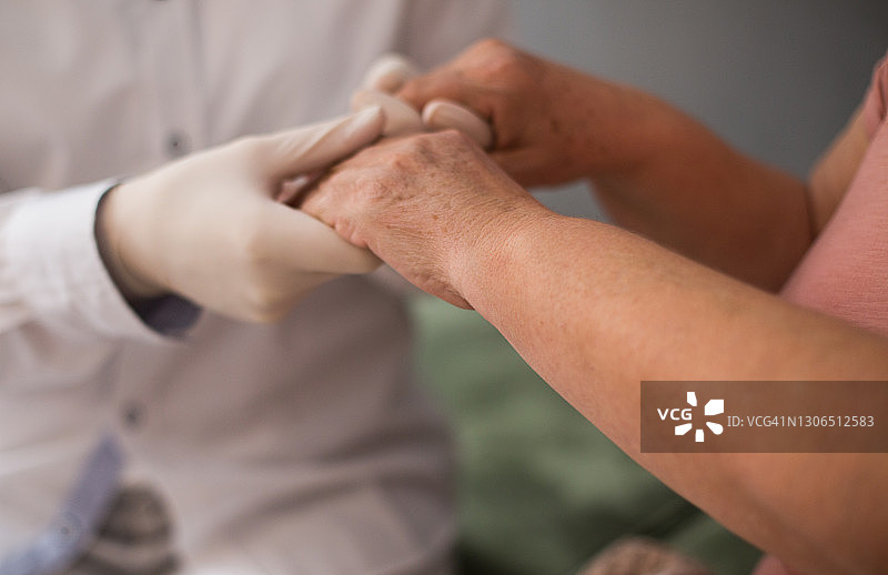 年轻女医生的护理和关怀之手（特写）图片素材