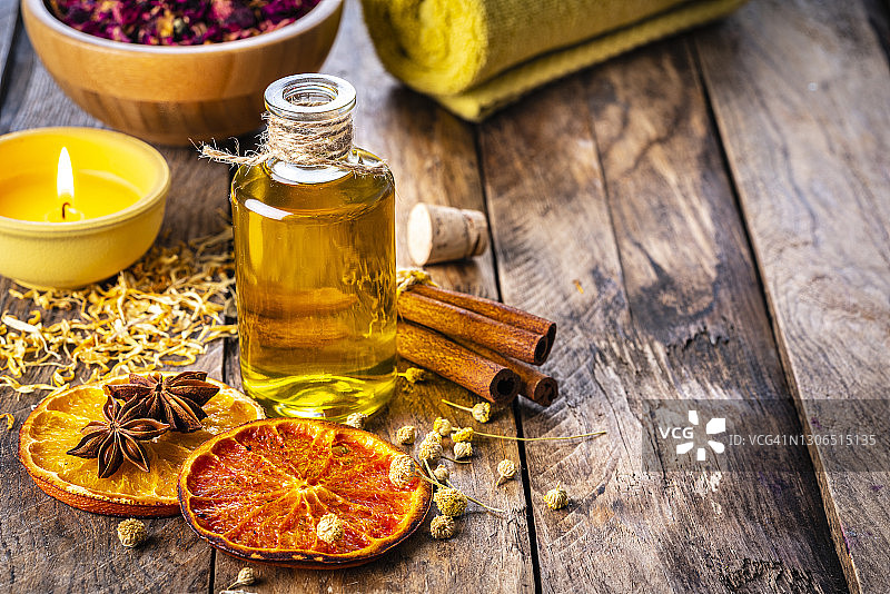 按摩油瓶、橙子干片、肉桂棒和八角，留白图片素材