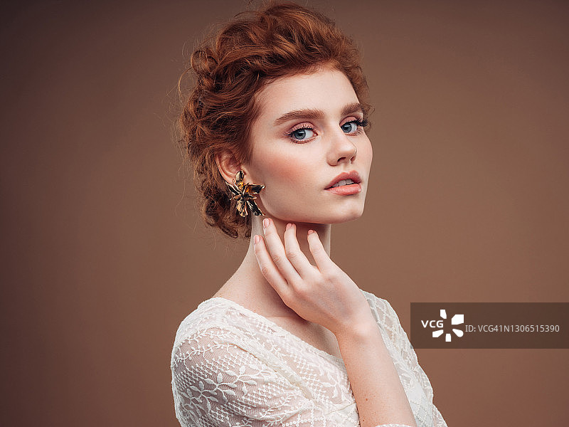佩戴耳环的美丽女子肖像图片素材