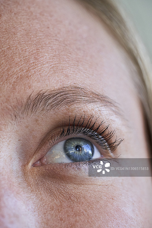 年轻女人的蓝色眼睛特写图片素材