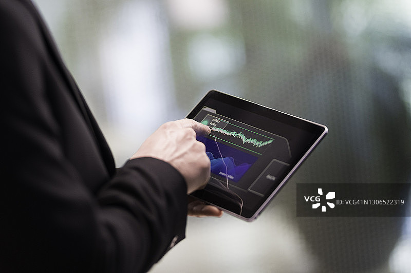 使用平板电脑的白人商务男士图片素材