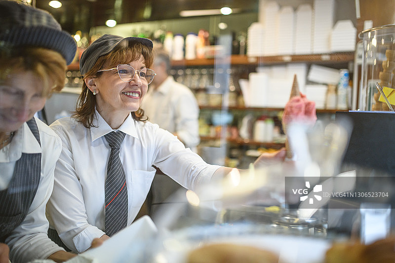 意大利冰淇淋甜品店：冰淇淋供应图片素材