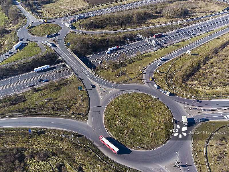 M1高速公路及相邻环岛鸟瞰图图片素材