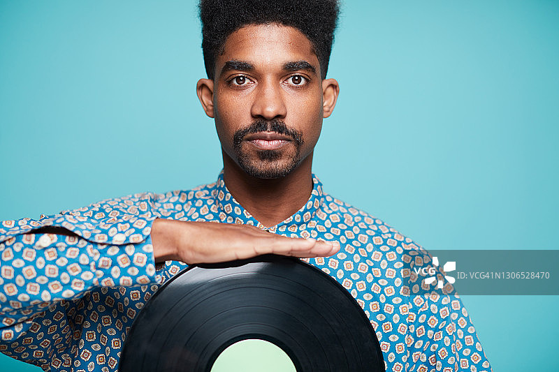 迪斯科DJ拿着一张唱片图片素材