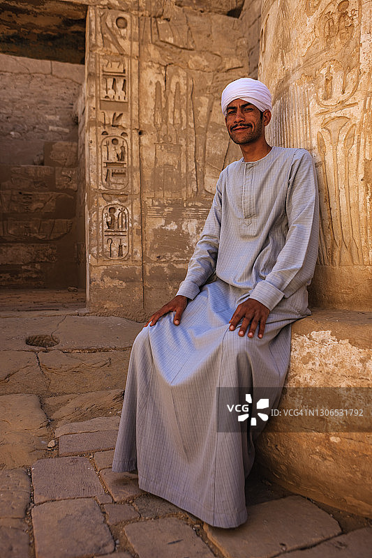 在古埃及神庙休息的埃及男人图片素材