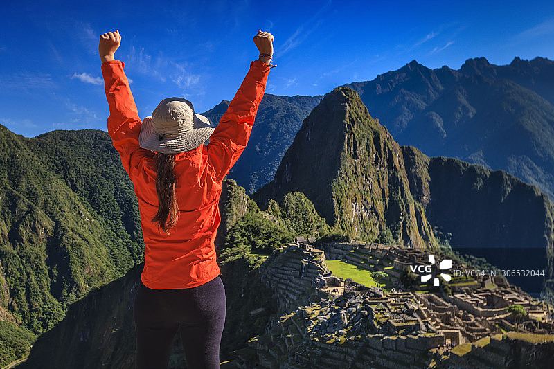 女游客在马丘比丘观光图片素材