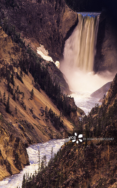 黄石大峡谷下瀑布和黄石河，怀俄明州图片素材