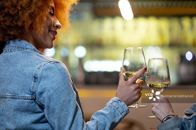 两个女人举杯庆祝图片素材