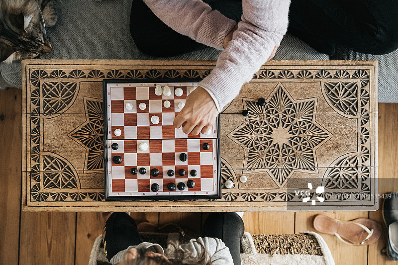 在家下棋的家庭图片素材