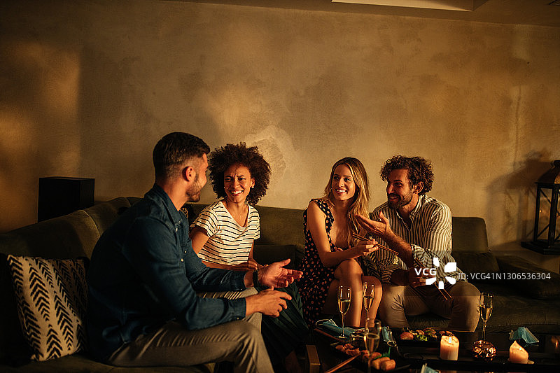 一对可爱的夫妇在家社交并吃寿司图片素材