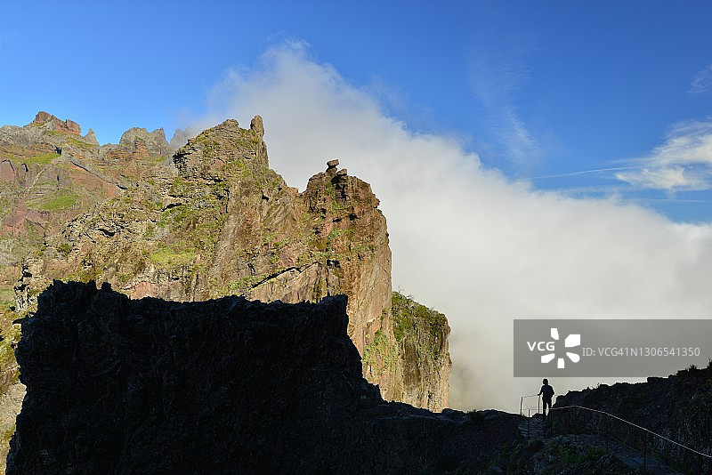 站在马德拉群岛山崖上的男人轮廓图片素材