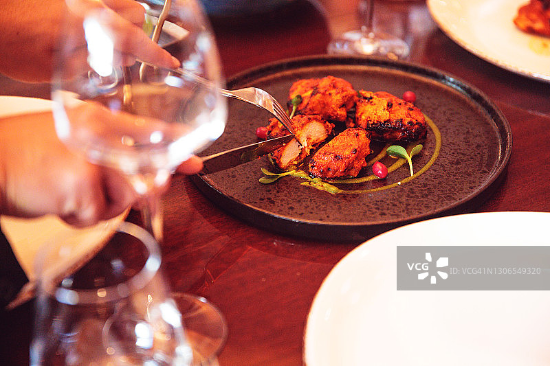 新鲜烤制美味鸡肉蒂卡图片素材