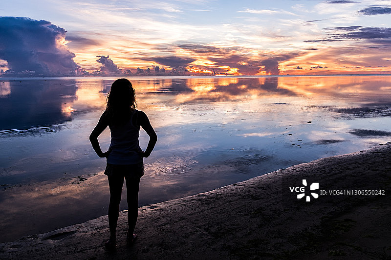 沙漠岛屿上的女孩剪影图片素材