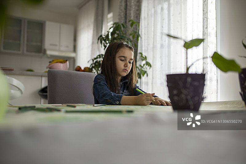 绘画中的小女孩肖像图片素材