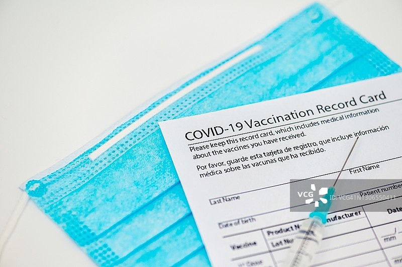 注射器和疫苗接种记录卡图片素材