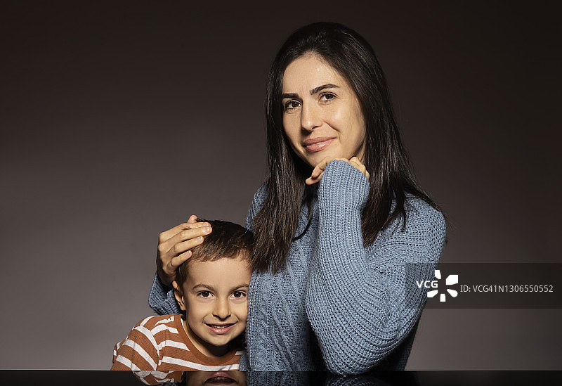 快乐的母子图片素材