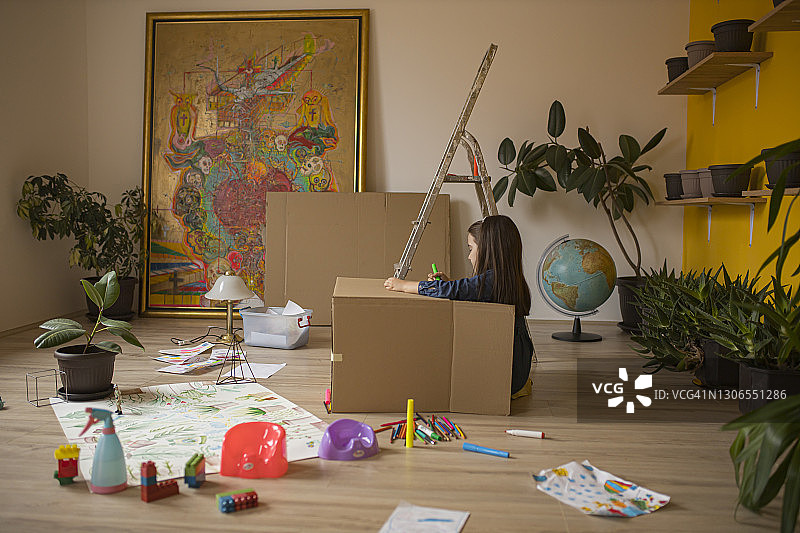 女孩在空荡凌乱的房间里玩耍图片素材