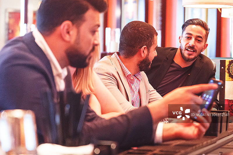 朋友们在餐厅的吧台聚会图片素材