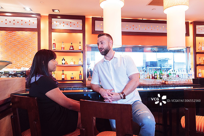 夜晚约会 - 年轻情侣休闲交谈图片素材