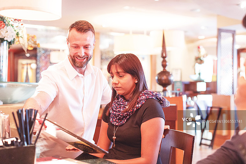 情侣决定点什么饮品图片素材