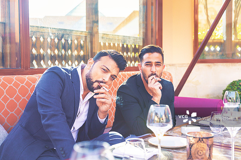 抽烟的中东男人图片素材